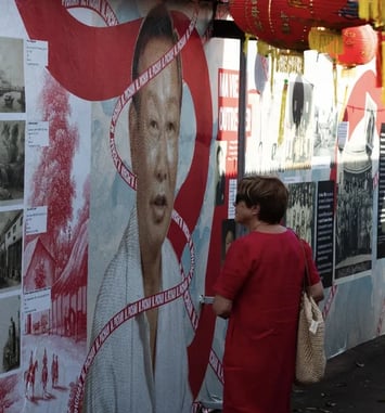 Fresque monumentale Rouge Ruelle